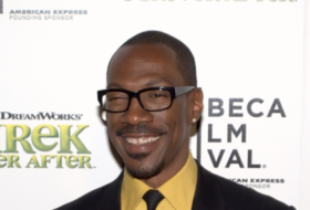 Eddie Murphy smiling on the red carpet