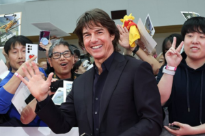 Tom Cruise Photo Goes Viral After People Online Notice Glaring Detail 